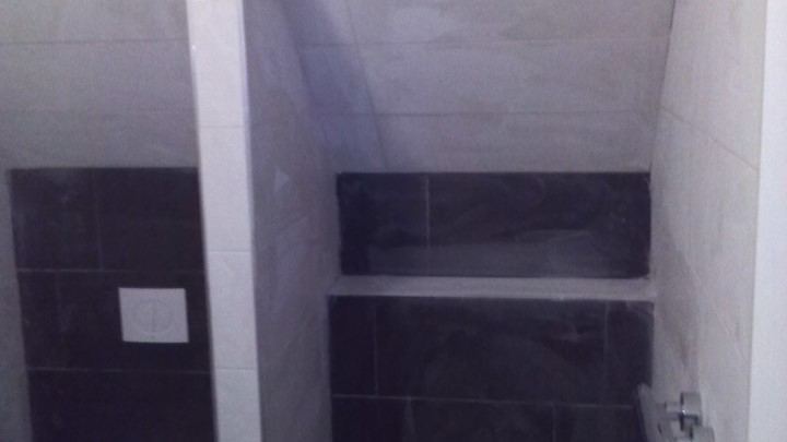 Tegelwerk in de nieuwe badkamer met de douchehoek in beeld
