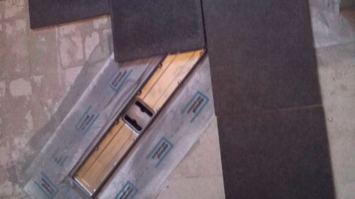 Wandopbouw van de badkamer tijdens de renovatie