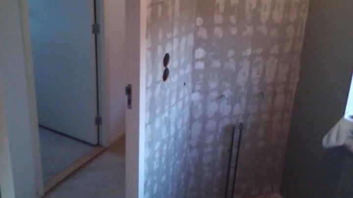 Badkamer in aanbouw met nieuwe leidingen in de wand