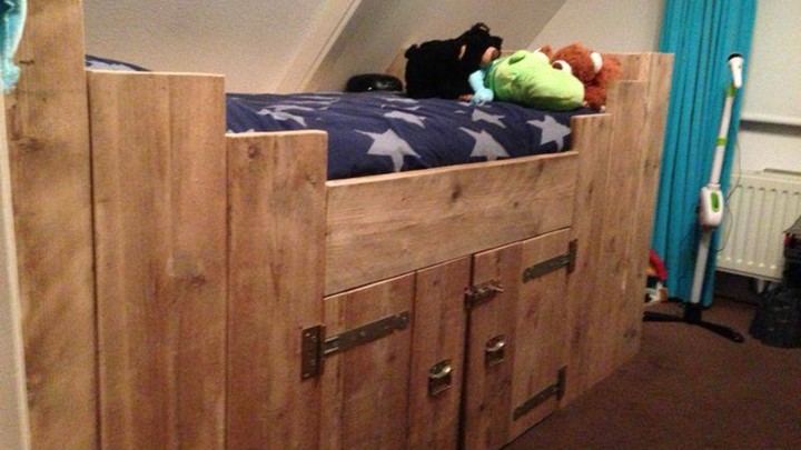 Bed op maat van steigerhout met opbergkasten eronder, gemaakt voor Luca