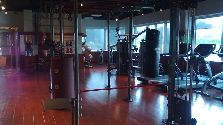 Afbouw van de sportzaal met houten afwerking