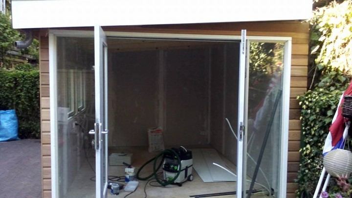 Afgebouwd tuinhuis met openslaande deuren, klaar voor de afwerking