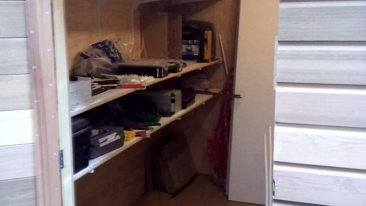 Dakconstructie van het tuinhuis wordt geplaatst