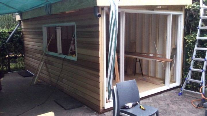 Tuinhuis met dakbeschot en gevelbekleding