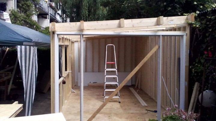 Tuinhuis met geplaatste kozijnen