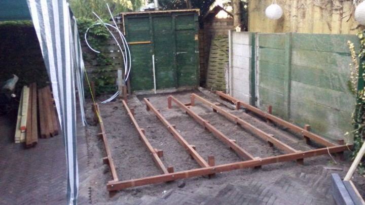 Tuinhuis vanaf de tuin gezien tijdens de afbouw