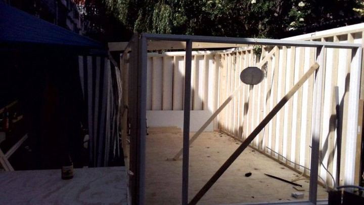 Tuinhuis met dakrand en goot