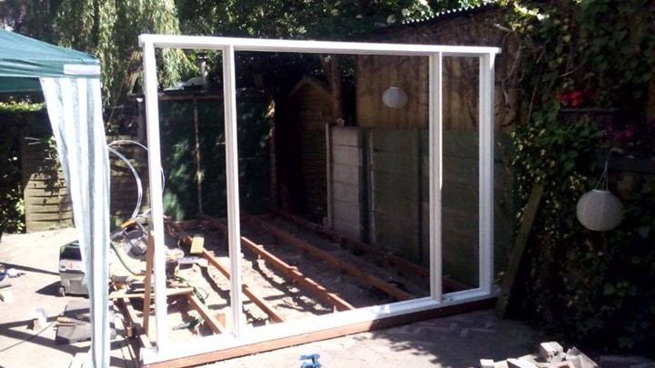 Vloer en plint in het afgebouwde tuinhuis