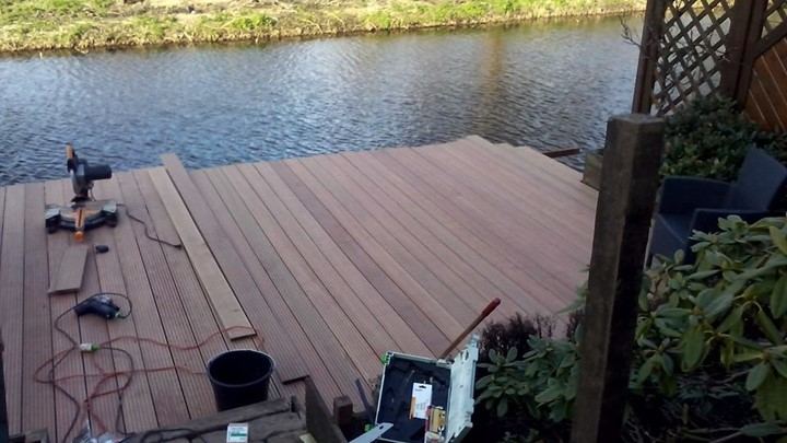 Vlonder met plantenbak van hetzelfde hout