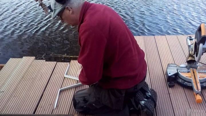 Onderconstructie van de vlonder wordt gesteld
